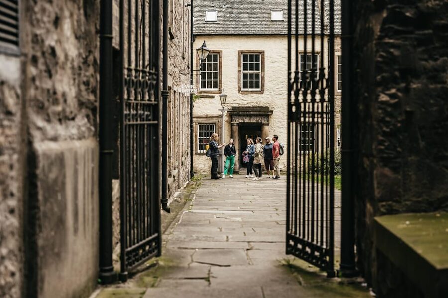 Edinburgh: Pubs and History Guided Walking Tour with Beer - What $62 buys you