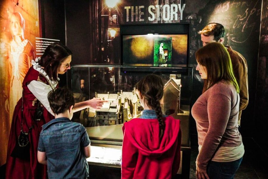 Edinburgh: Real Mary King's Close Guided Tour - The first steps down