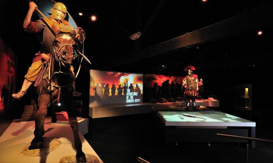 Edinburgh: Rosslyn Chapel and Hadrian's Wall Tour in Spanish - Why this day trip works for history-minded visitors