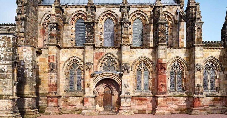 Edinburgh: Rosslyn Chapel and Hadrian's Wall Tour in Spanish - Rosslyn Chapel and the stories carved in stone