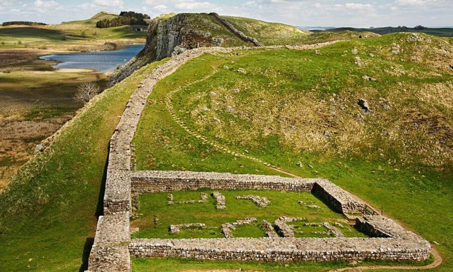 Edinburgh: Rosslyn Chapel and Hadrian's Wall Tour in Spanish - Crossing into England and entering Northumberland National Park