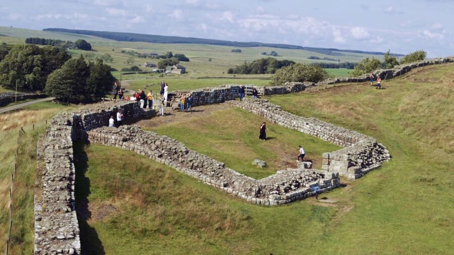 Edinburgh: Rosslyn Chapel and Hadrian's Wall Tour in Spanish - Vindolanda and its Roman military story