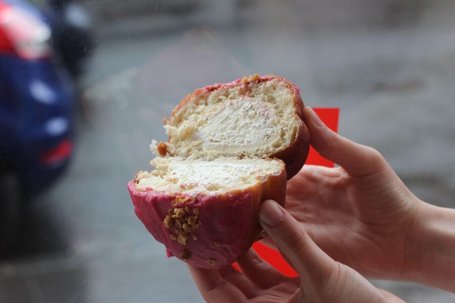 Edinburgh: Royal Mile Donut Tour with Donut Tastings - Finishing at a coffee shop and donutterie