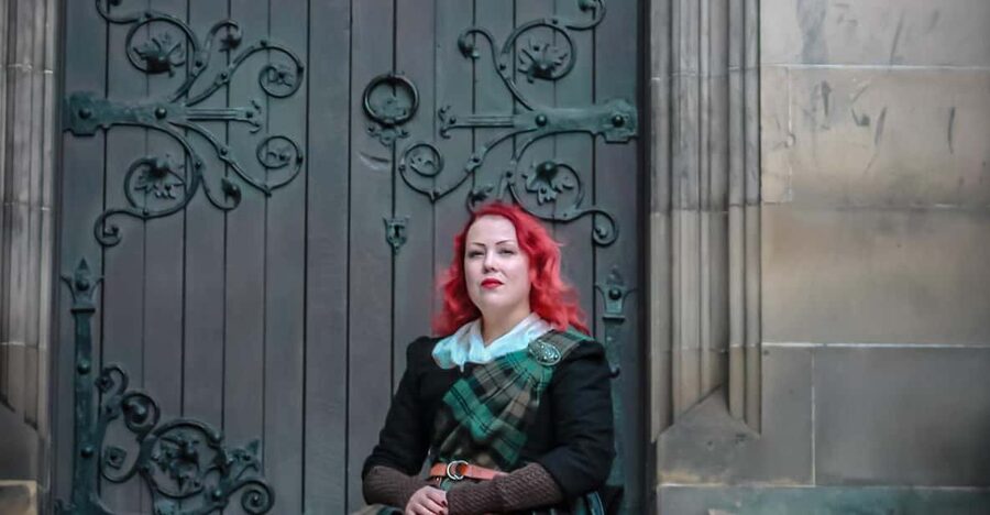 Edinburgh: Royal Mile Old Town Walking Tour - Victoria Street in five colorful minutes