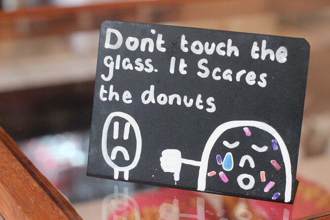 Edinburgh’s Donut & Pastry Experience with Underground Donut Tour - Victoria Street: Edinburgh’s most photogenic turn
