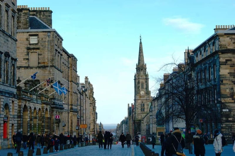 Edinburgh's must-see attractions: walking tour in French - Why start above Edinburgh on Calton Hill
