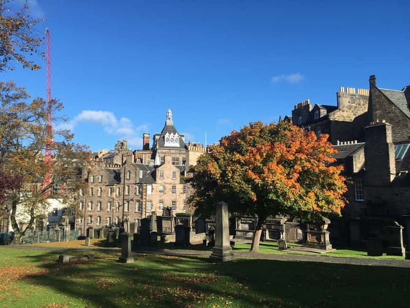 Edinburgh's must-see attractions: walking tour in French - Following the Royal Mile through Edinburgh’s political center