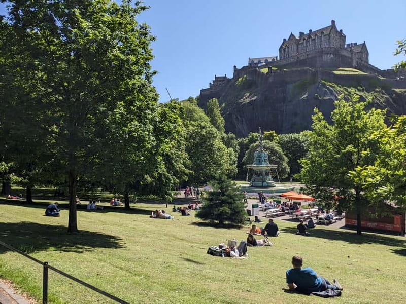 Edinburgh's must-see attractions: walking tour in French - The Scott Monument and the route into the Old Town
