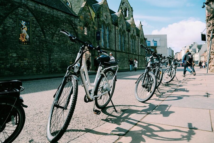 Edinburgh: Scenic Bike Tour - Royal Mile sights, Parliament, and Holyroodhouse