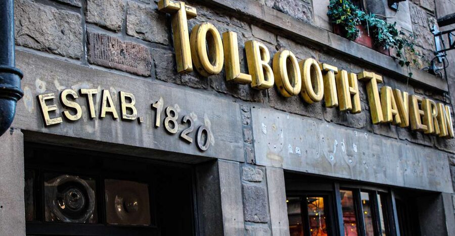Edinburgh: Scottish Tasting Platter at The Tolbooth Tavern - Entering the Tolbooth Tavern on Canongate