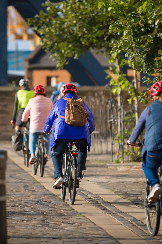 Edinburgh: Sightseeing Bike Tour - Leaving the center by canal and quiet paths