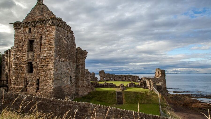 Edinburgh: St Andrews, Dunfermline Abbey and Fife Coast Tour - Finding the many sides of St Andrews
