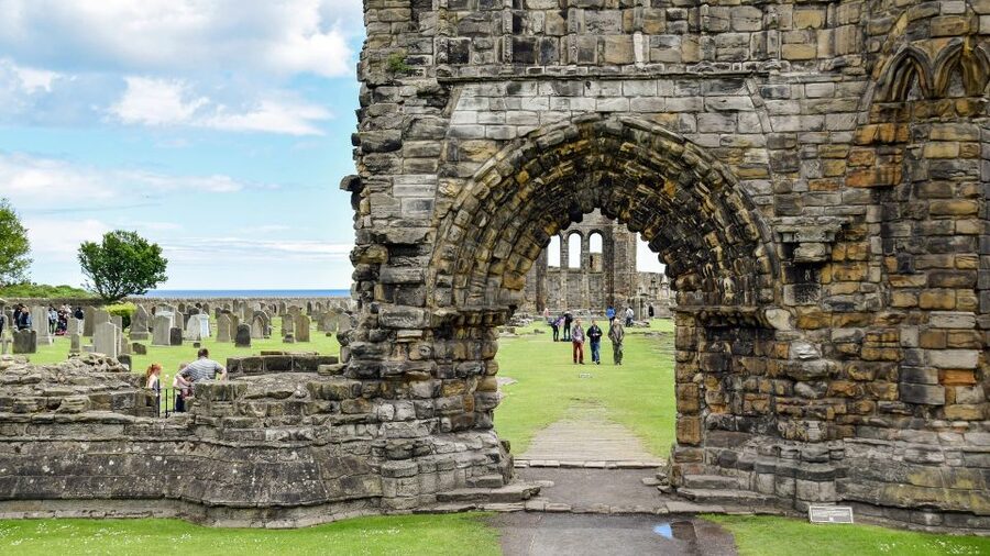 Edinburgh: St Andrews, Dunnottar Castle & Falkland Tour - St Andrews, golf, university life, and the beach