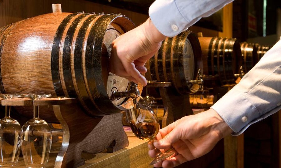 Edinburgh: Stirling, Whisky & St Andrews Tour in Italian - Why this day trip works from Edinburgh