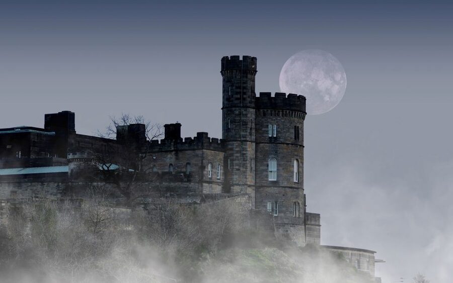 Edinburgh: The Dark Side Walking Tour - Old Town closes, witch trials, and funeral pyres