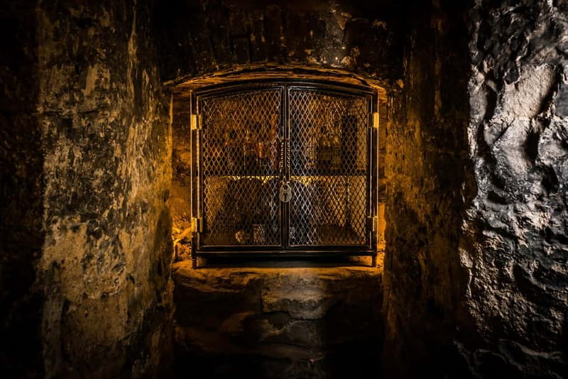 Edinburgh: The Lost Close Underground Scotch Whiskey Tasting - Descending into The Lost Close