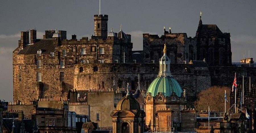 Edinburgh: The Mary Queen of Scots Guided Walking Tour - Mercat Cross and the pressure of public life