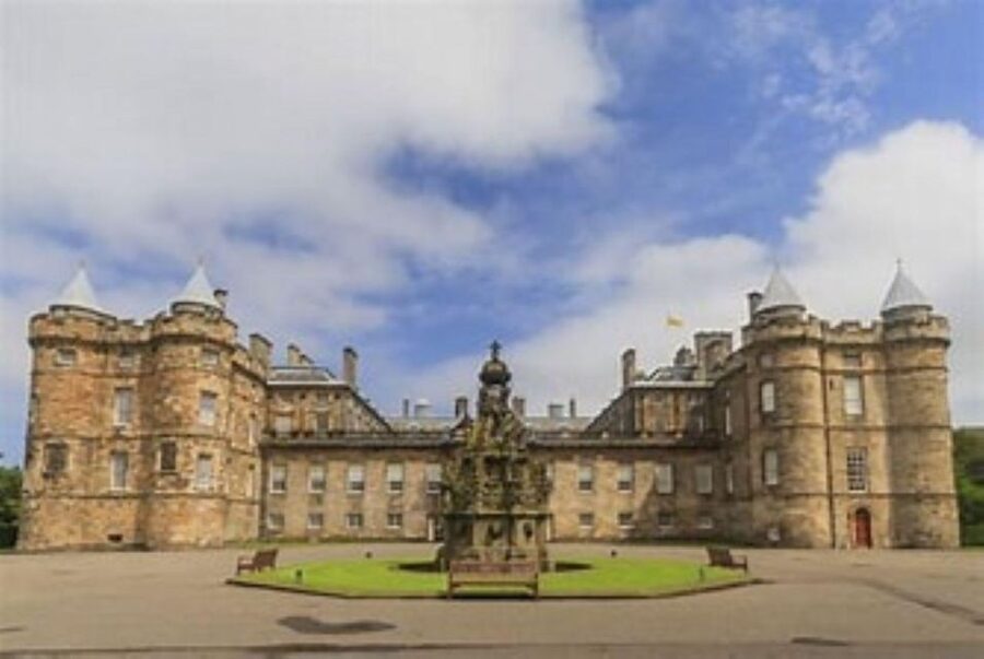 Edinburgh: The Mary Queen of Scots Guided Walking Tour - John Knox House and the city Mary knew