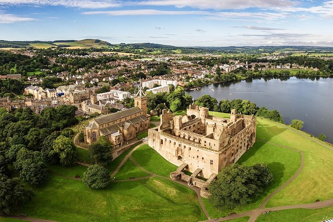 Edinburgh: The Outlander, Palaces & Jacobites Tour - Falkland and the Forth Bridges