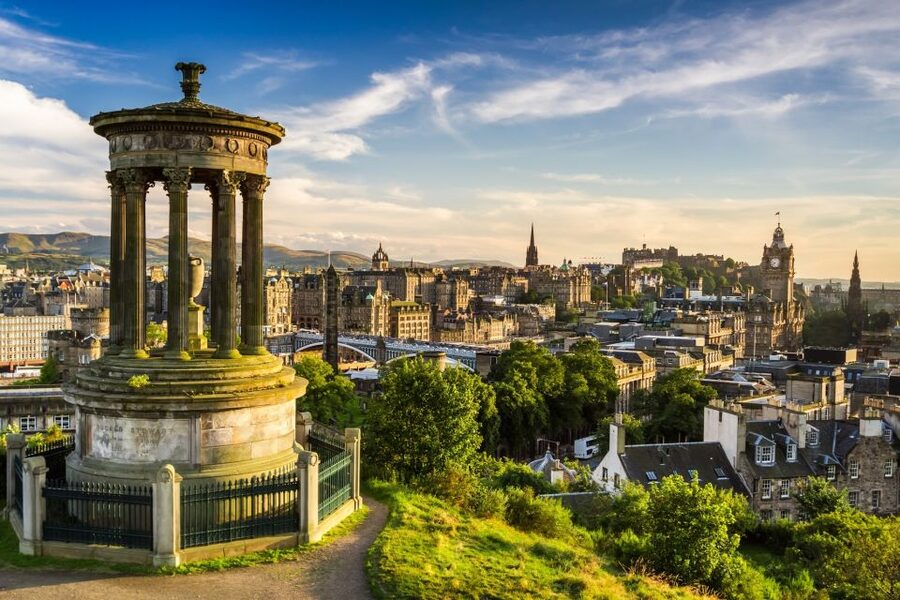 Edinburgh: The Royal City Tour from London - Why the open-top bus is useful here