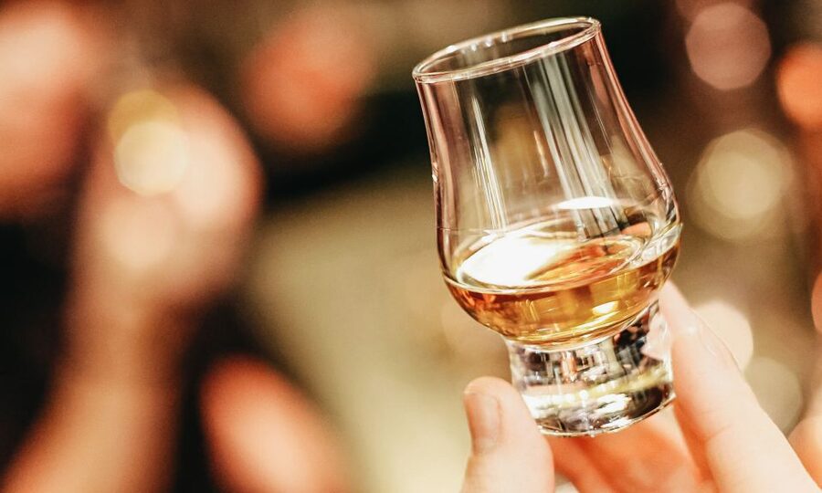 Edinburgh: Whisky Tasting with History and Storytelling - Four single malts, four Scottish personalities