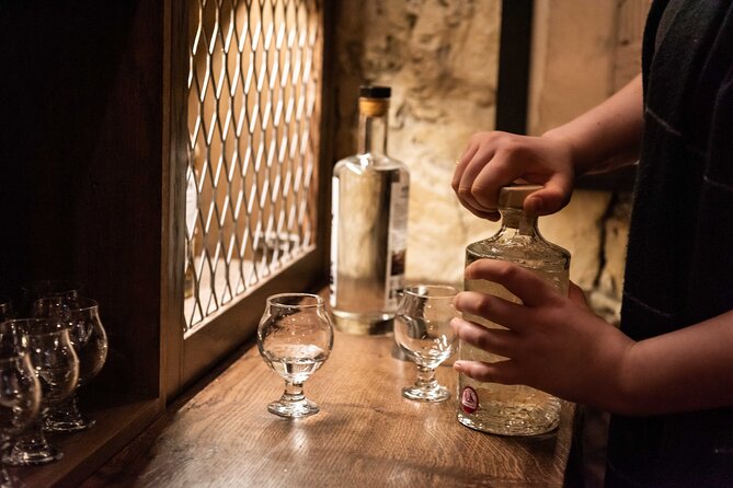 Evolution of Gin and Underground Gin Tasting in Edinburgh | 1hr - The guides are part of the drink