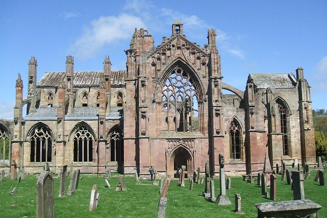 From Edinburgh: 1-day Outlander Tour - attractions included - Midhope Castle is Lallybroch, but only from outside