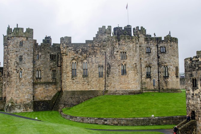 From Edinburgh: 1-day Outlander Tour - attractions included - Linlithgow Palace gives you a real lunch break