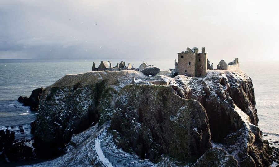 From Edinburgh: Glamis and Dunnottar Castles Tour in Spanish - Glamis Castle and the Stories Behind Its Walls