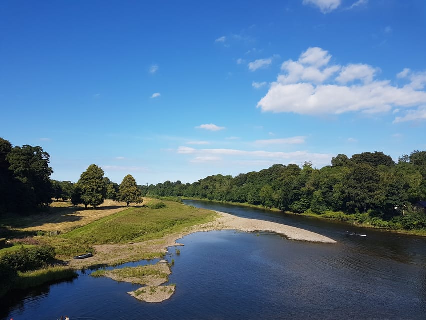 From Edinburgh: Holy Island, Alnwick Castle & Northumbria - Guides, group size, and comfort