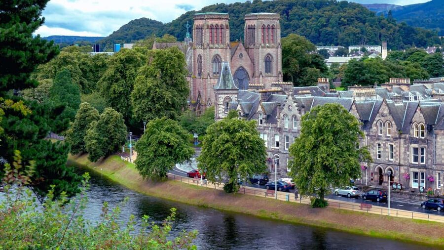 From Edinburgh: Loch Ness and Highlands Tour in Spanish - The Commando Memorial and Ben Nevis views