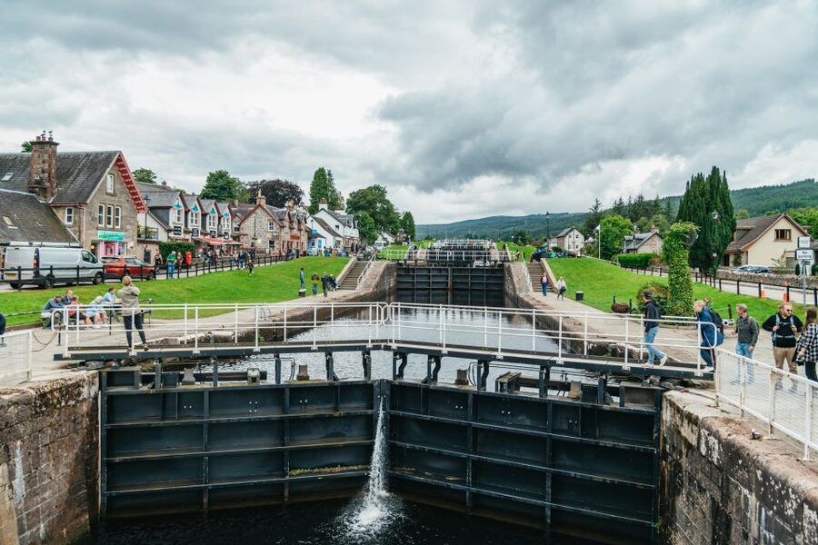 From Edinburgh: Loch Ness, Glencoe & Scottish Highlands Tour - The cruise and castle choice