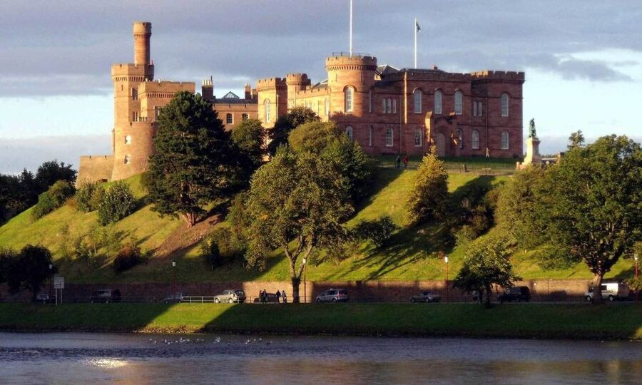 From Edinburgh: Loch Ness & Inverness Tour in Spanish - Culloden Battlefield and Scotland’s turning point