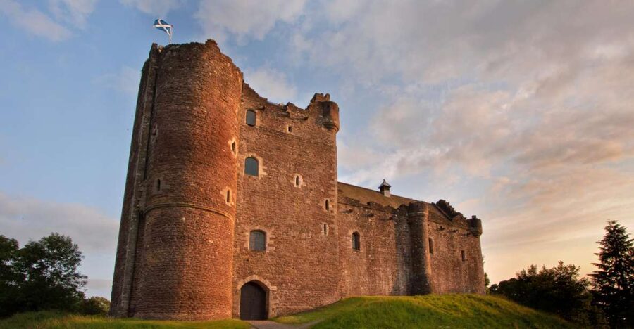 From Edinburgh: Outlander Adventure Day Tour with Entry - A full day following Jamie and Claire