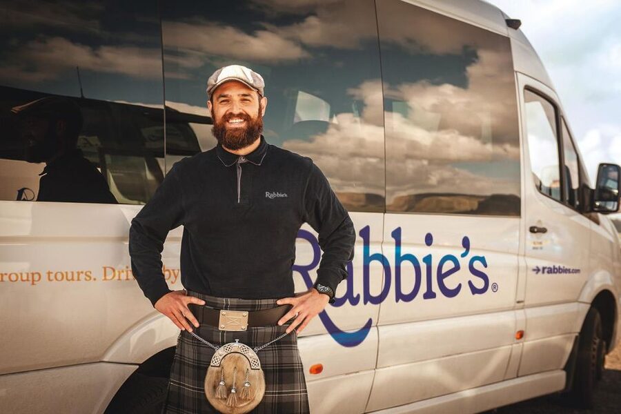 From Edinburgh: Outlander Adventure Day Tour with Entry - Stirling Castle and the Wallace Monument from the road
