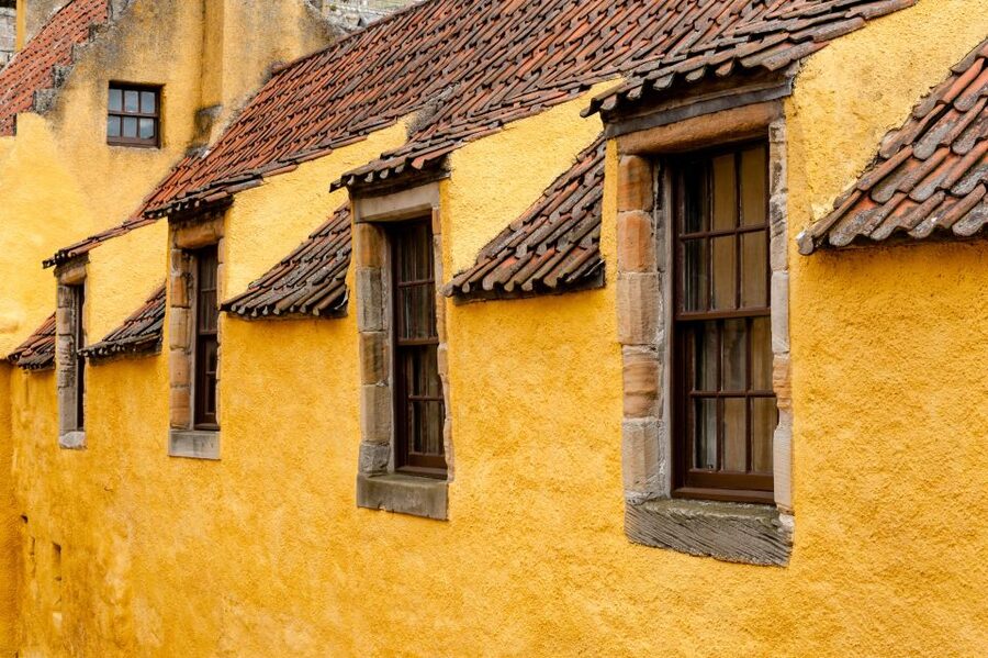 From Edinburgh: Outlander Adventure Day Tour with Entry - Midhope Castle and the Lallybroch steps