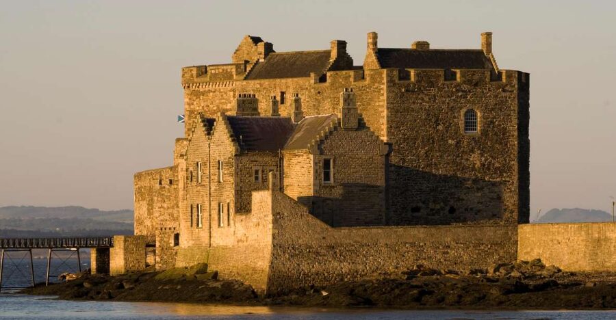 From Edinburgh: Outlander Full-Day Tour in Spanish - Doune Castle, Leoch, and a surprising comedy connection