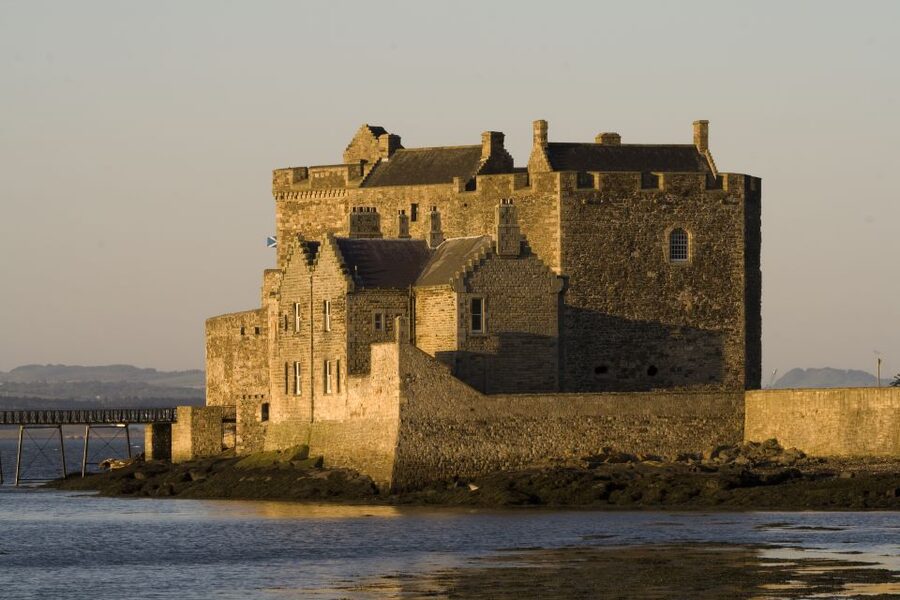 From Edinburgh: Outlander Full-Day Tour in Spanish - Meeting your guide on Edinburgh’s High Street