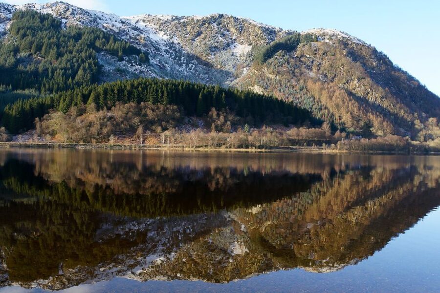 From Edinburgh: West Highland Lochs and Castles Day Trip - Luss, Loch Lomond, and a coffee break