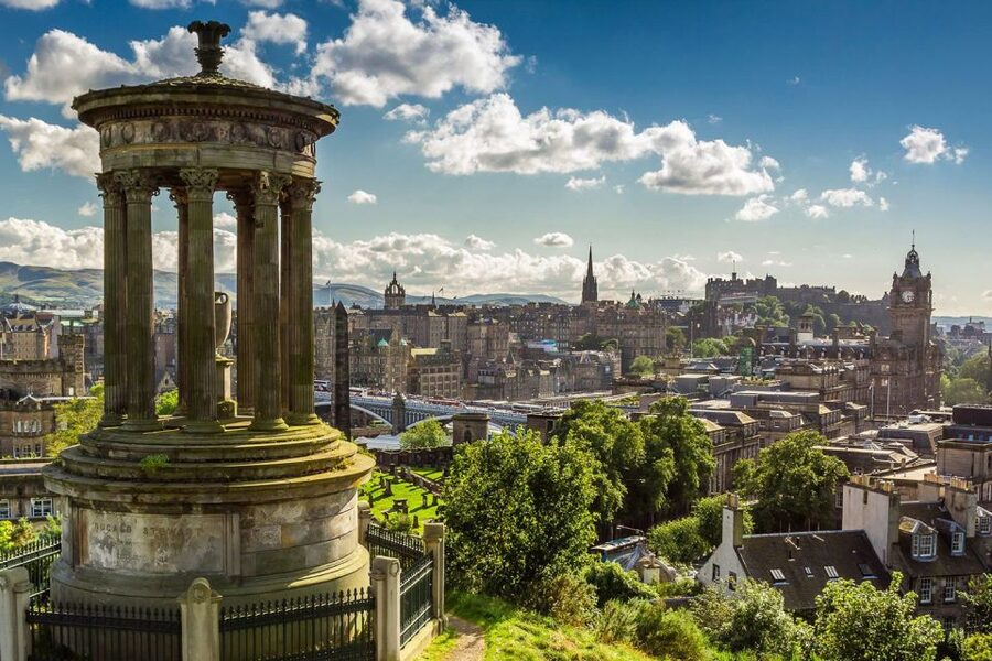From London: Day Trip to Edinburgh by Rail with Castle Entry - London to Edinburgh by train: a very early start