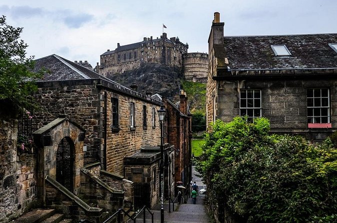 Guided 60-Minute Photography and sightseeing Tour in Edinburgh - What the guides add beyond photography