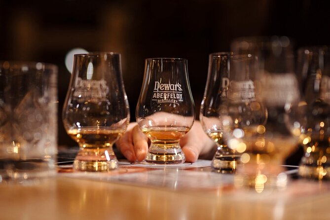 Guided Tour in Aberfeldy Distillery with Connoisseur Experience - Six whiskies and a branded glass