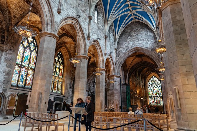 Highlights & Hidden Gems With Locals: Best of Edinburgh Private Tour - Grassmarket, from executions to pub tables