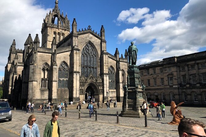 Historic Edinburgh and Rosslyn Chapel Full-Day Private Tour in a Premium Minivan - Guide style and the value of local storytelling