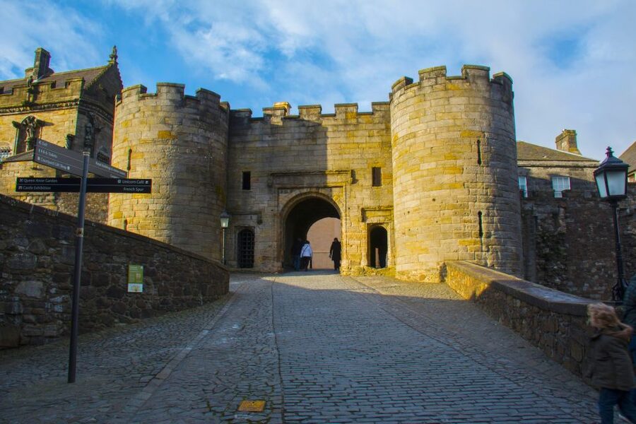 Loch Lomond, Highlands & Stirling Castle Tour from Edinburgh - Stirling Castle requires a clear decision