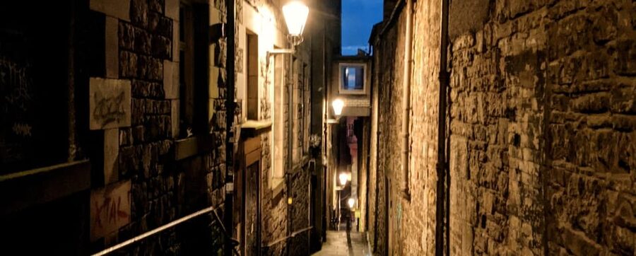 Magic and Legends in Edinburgh: Small Group Walking Tour in French - Following the Royal Mile into old Edinburgh