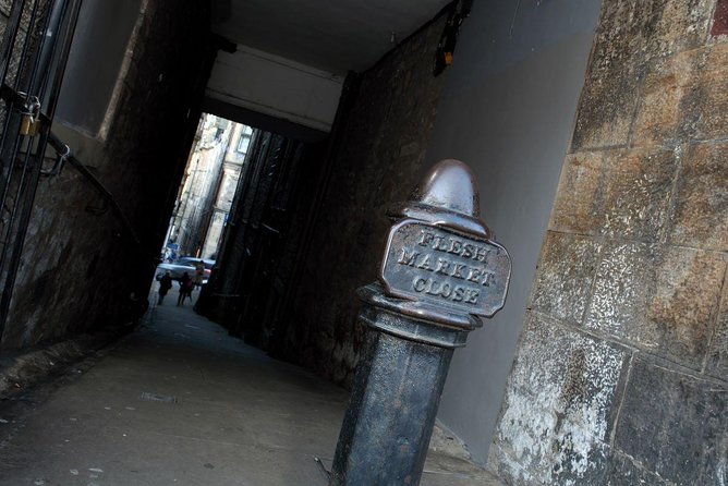 Multi-Sensory Haunted Underground Vaults Tour in Edinburgh - Real history or ghost show?