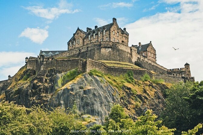 Private 4h Walking Tour in Edinburgh with Edinburgh Castle Tour - City Chambers shows Edinburgh’s civic face