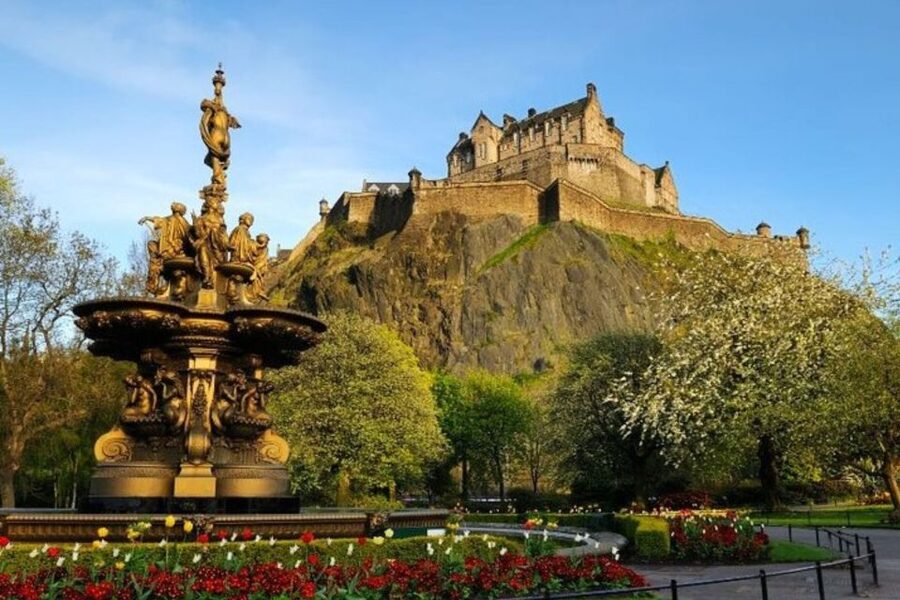 Private Custom Tour with a Local Guide in Edinburgh - Meeting your guide in central Edinburgh