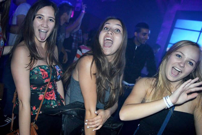 Pub Crawl in Edinburgh - Photos, dancing, and the parts that feel less polished